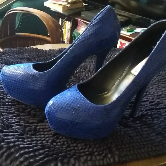 Shoes - Picture 2 of 4